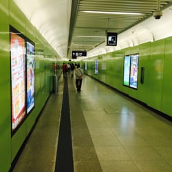 港鐵香港大學站 - After hallway from the escalator to the platform.