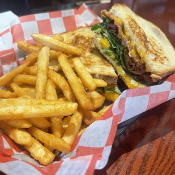 Faklandia Brewing - BLT with avocado - Brewpubs Near Me - Saint Francis, Wisconsin Faklandia Brewing - BLT with avocado - Brewpubs Near Me - Saint Francis, Wisconsin