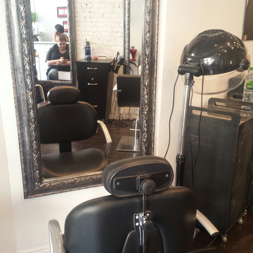 Nice airy space with big silver mirrors Nice airy space with big silver mirrors