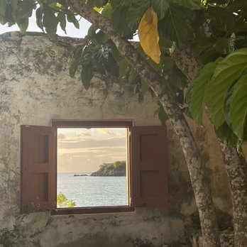 Cinnamon Bay Beach - Cute ruins for photos - Beaches Near Me