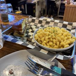 Quentin Tap - Half smash burger with delish Mac-n-cheese!