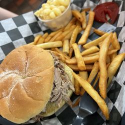 Bullies BBQ - Pulled Pork Sandwich with Mac and cheese