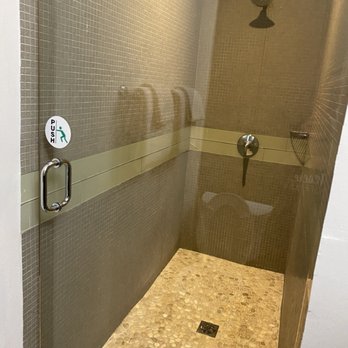 Decanter Hotel - Hugeeeee shower - Hotels Near Me - San Juan, Puerto Rico Decanter Hotel - Hugeeeee shower - Hotels Near Me - San Juan, Puerto Rico