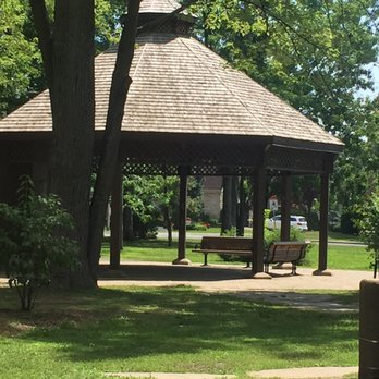 Parc Nathan-Shuster - Parks Near Me - Côte Saint-Luc, Quebec