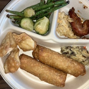 Lunds & Byerlys - Paper plates ready to fill up. - Grocery Near Me - White Bear Lake, Minnesota Lunds & Byerlys - Paper plates ready to fill up. - Grocery Near Me - White Bear Lake, Minnesota