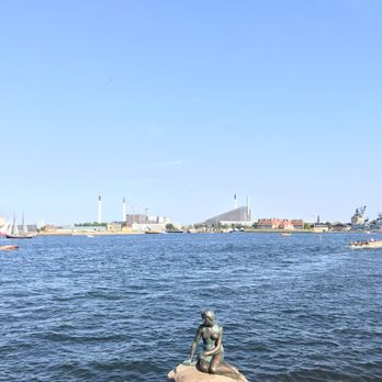 Den Lille Havfrue - Had to shoot high, because of the hundred people just below her. - Landmarks & Historical Buildings Near Me - København Ø, 84
