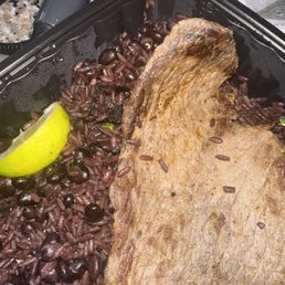 Básicamente es lo que trae el plato arroz moro y carne vuelta y vuelta