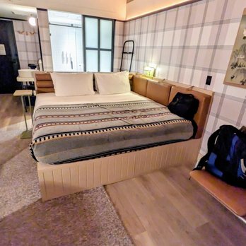 Moxy Banff - King bedroom - Hotels Near Me - Banff, Alberta