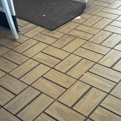Waffle House - Dirty floor