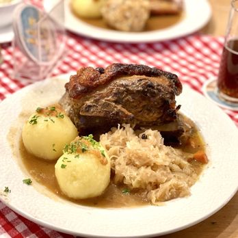 Zum Kramerwirt - Fränkisches Schäufele mit Seidenklöße und Sauerkraut - Serbo Croatian Near Me - Germering, BY Zum Kramerwirt - Fränkisches Schäufele mit Seidenklöße und Sauerkraut - Serbo Croatian Near Me - Germering, BY