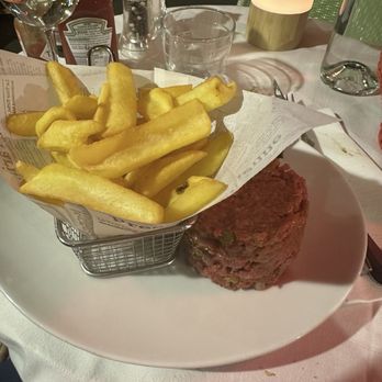 La Contrescarpe - Beef tartare and fries - Bars Near Me - Paris, 75 La Contrescarpe - Beef tartare and fries - Bars Near Me - Paris, 75