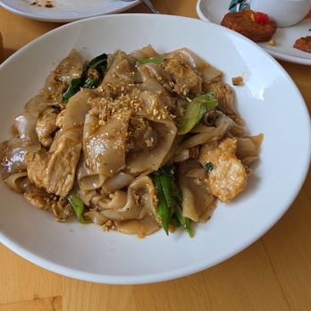 Kiin Imm Thai Restaurant - Vienna - Pad Se Ew with Chicken - Thai Near Me - Vienna, Virginia Kiin Imm Thai Restaurant - Vienna - Pad Se Ew with Chicken - Thai Near Me - Vienna, Virginia