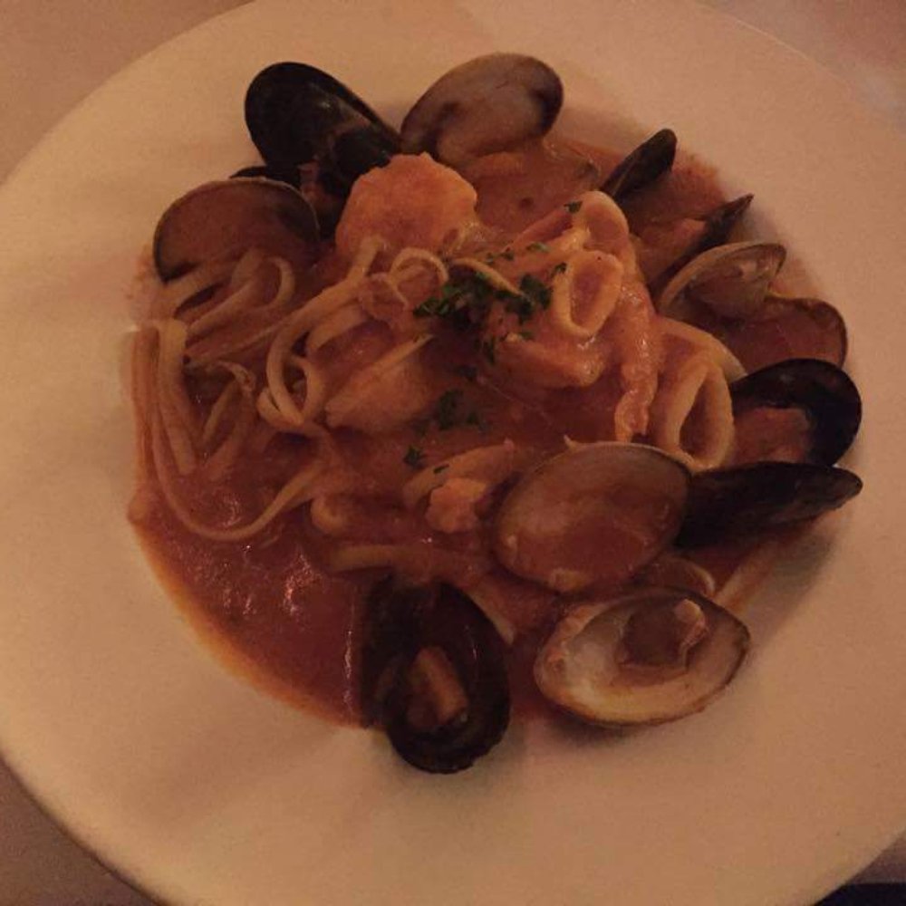Cafe Mundial - Seafood linguine - Lounges Near Me - Monrovia, California