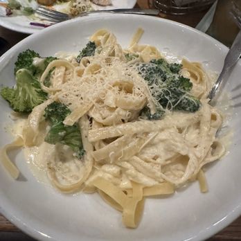 Olive Garden Italian Restaurant - Fettuccini Alfredo with broccoli - Italian Near Me - Menifee, California
