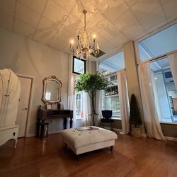 Smooth: a skin & waxing boutique NORFOLK - Waiting room area (other view from the floral wall)