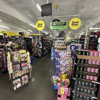 Dollar General - Walking in.... - Grocery Near Me - Fresno, California