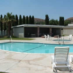 Californian RV Resort - Shaded pool building where you can cook out and picnic, while your friends and family swim.