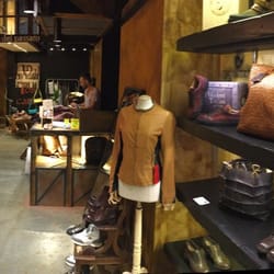 Maledetti Toscani - Inside the Store
