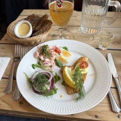 Restaurant 1733 - Smorgasbord, fish round 1 of the evening plater