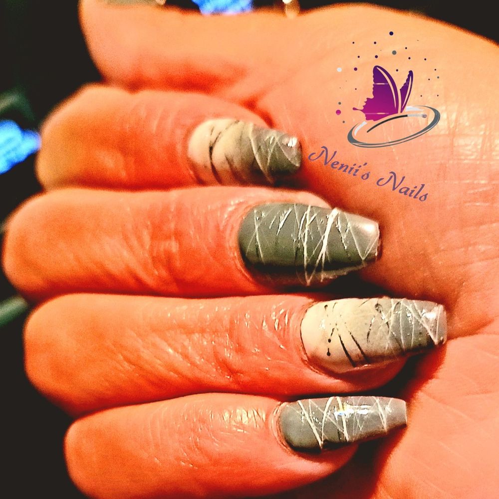 Nenii's Nails Logo