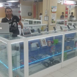 Pro Gadget - Scott atendiendo la clientela como siempre con su sabiduría en electrónica y una amigable sonrisa.