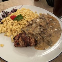 Berghof - Schwabenteller mit Spätzle und Schweinefilet