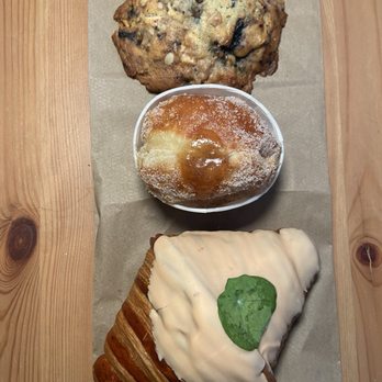 Supermoon Bakehouse - Blueberry yuzu muffin top cookie, pear cardamom donut, pumpkin spice croissant (Oct '24 offerings) - Bakeries Near Me - New York, New York Supermoon Bakehouse - Blueberry yuzu muffin top cookie, pear cardamom donut, pumpkin spice croissant (Oct '24 offerings) - Bakeries Near Me - New York, New York