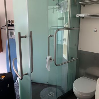 Breakfree On Cashel - Spaceship bathroom - Hotels Near Me - Christchurch, CAN