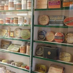 Apothekenmuseum - Verkaufsschrank mit Dosen
