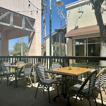 Porcellino's - Outside patio seating - Italian Near Me - Simi Valley, California