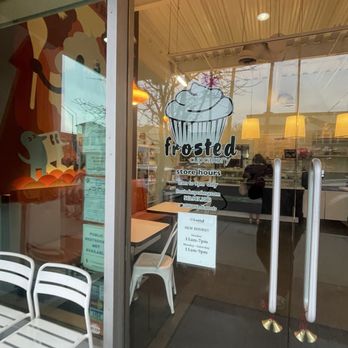 Frosted Cupcakery - Bakeries Near Me - Long Beach, California