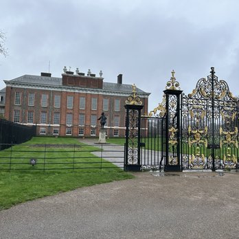 Kensington Palace - Sideview of Castle - Landmarks & Historical Buildings Near Me - London, XGL