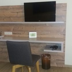 Hotel Am Pferdemarkt - Schreibtisch mit TV und sogar ein Wecker. Ein Sessel und Tisch gibt es auch noch im Zimmer.