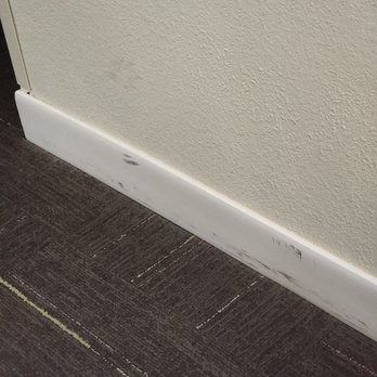 Hampton Inn New Bern - Shoe molding surrounding the entire room . More dirt - Hotels Near Me - New Bern, North Carolina
