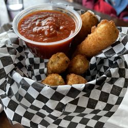 Anthony's Restaurant & Pub - Mozzarella sticks