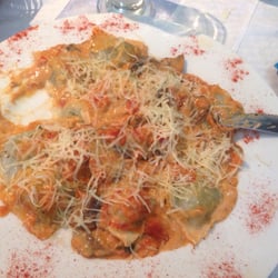 Lo de Vicente - Ravioles de verdura con salsa rosa y hongos