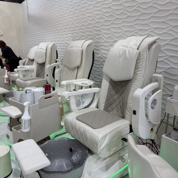 Le Posh Hair and Nails Studio - Pedicure chairs - Waxing Near Me - Miami, Florida Le Posh Hair and Nails Studio - Pedicure chairs - Waxing Near Me - Miami, Florida
