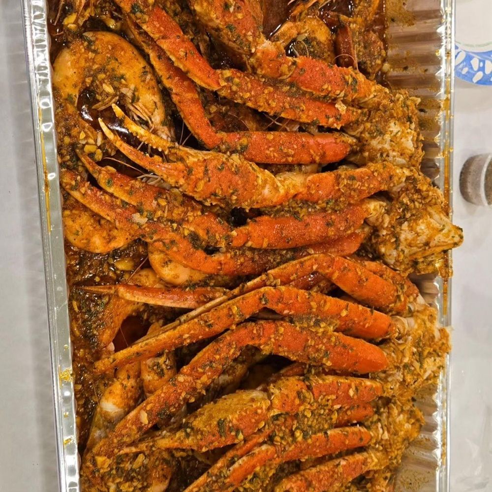 P3. Snow Crab Plate Bubbas bomb, medium, shrimp with head on