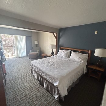 Holiday Inn The Lodge at Big Bear Lake - Big Bear, CA
