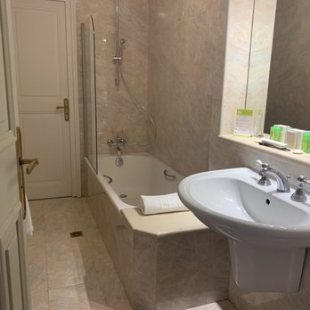 Hôtel d'Europe - Room 201 bathroom - smaller than 211. - Hotels Near Me - Avignon, 84