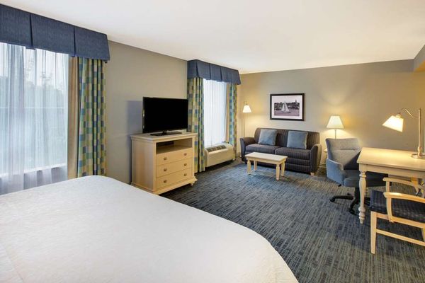Hampton Inn & Suites Cape Cod-West Yarmouth by null