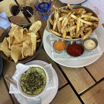 Fora - Guacamole and fries - New American Near Me - Chicago, Illinois