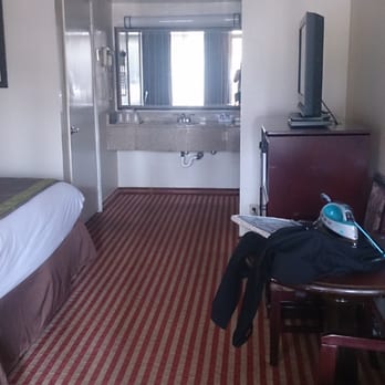 Oak Tree Inn - Room 201 - Hotels Near Me - Monrovia, California