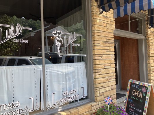 Lulu's On Main by null