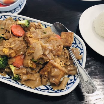 Thai Classic In Paso - Pad see ew w/ Tofu - Thai Near Me - Paso Robles, California Thai Classic In Paso - Pad see ew w/ Tofu - Thai Near Me - Paso Robles, California