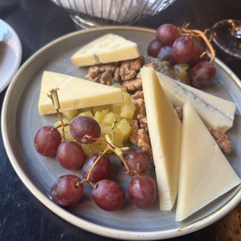 Modavie - Cheese plate - French Near Me - Montreal, Quebec Modavie - Cheese plate - French Near Me - Montreal, Quebec