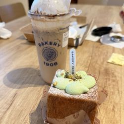 Bakery 1908 - Tiramisu Latte pistachio Croissant