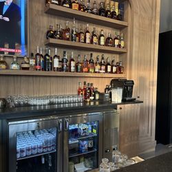 The Cigar Shop On the Rocks - Bar area