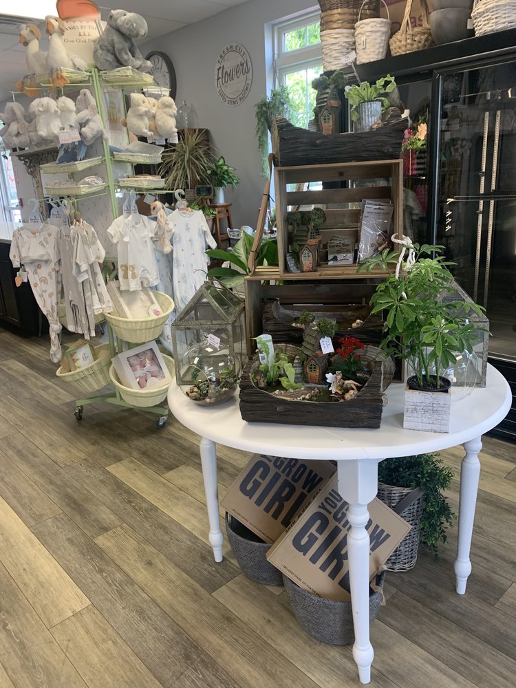 ERICA’S GARDEN 43 Photos 285 Calef Hwy, Epping, New Hampshire