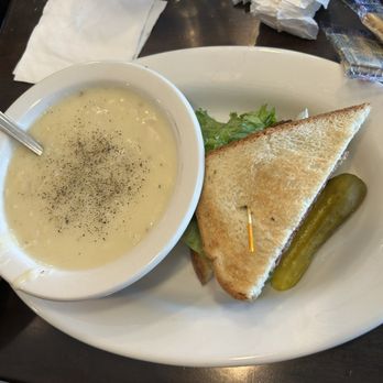 Maple N Jams Cafe - BLT and cream chicken & Rice - American Near Me - Burbank, Illinois